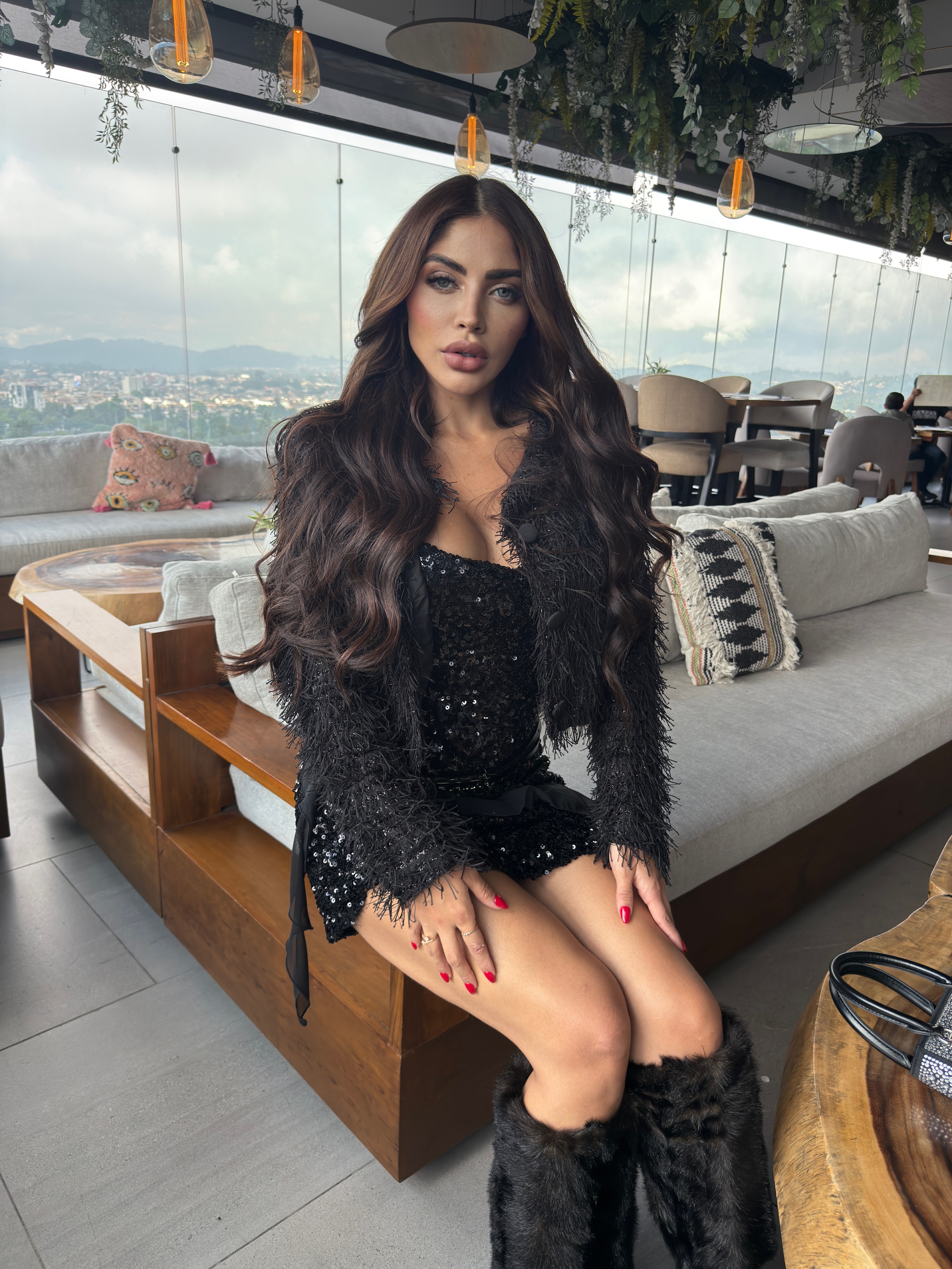 Mini Vestido Negro y Chaqueta de plumas